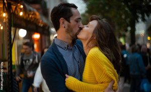 Foto de una pareja besándose en la calle que revela el significado de los besos