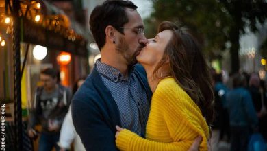 Foto de una pareja besándose en la calle que revela el significado de los besos