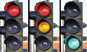 Foto de tres semáforos que revela el significado de los colores del semáforo