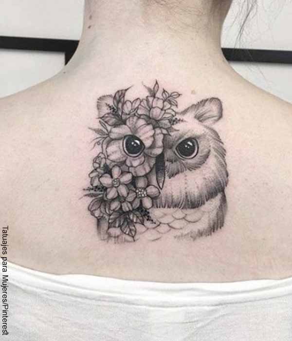 Foto de una mujer de espalda que revela el significado de tatuaje de búho