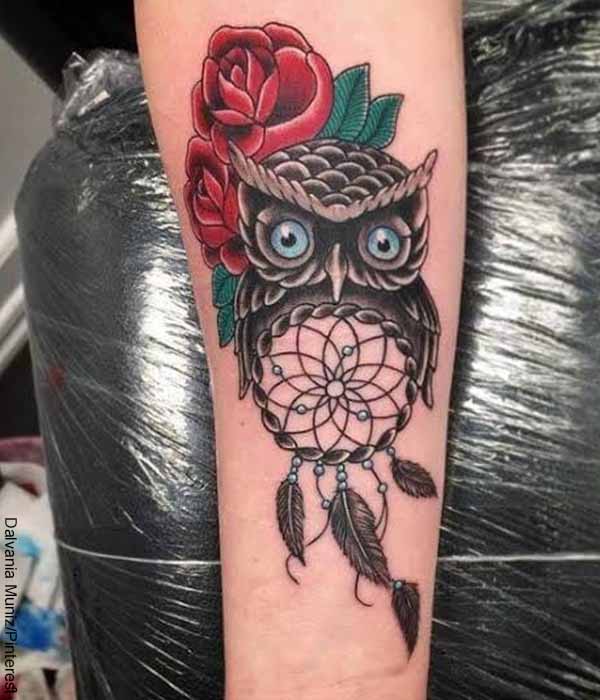 Foto de un brazo tatuado con una lechuza