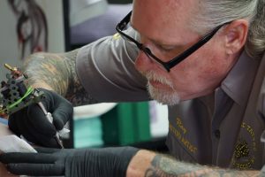 Foto de un tatuador que revela el significado del tatuaje de búho