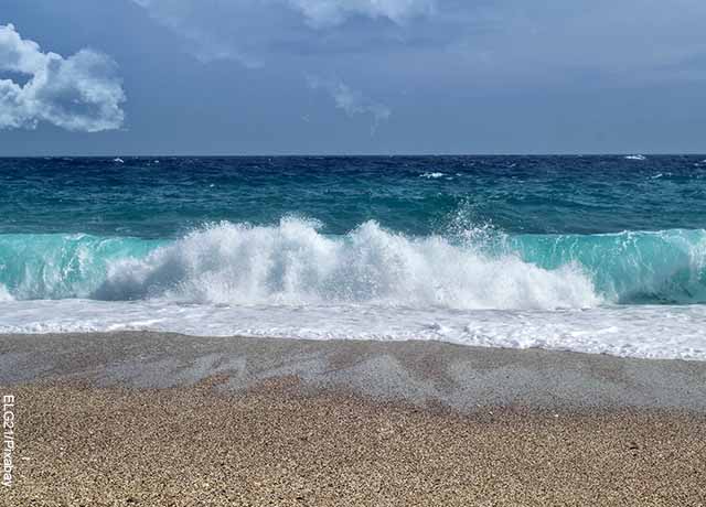 Foto de una playa y las olas del mar