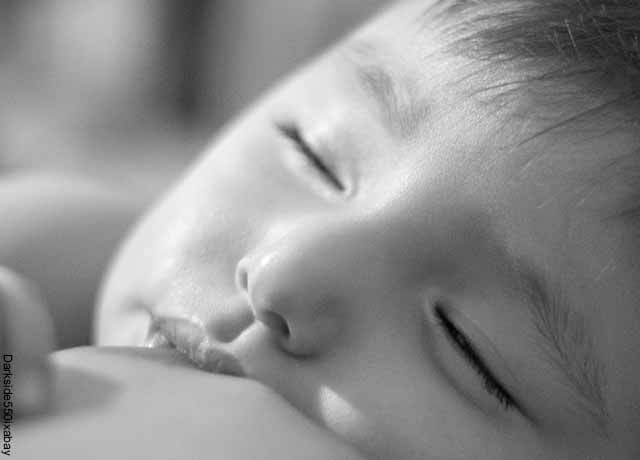 Foto de un bebé durmiendo en el pecho de su mamá