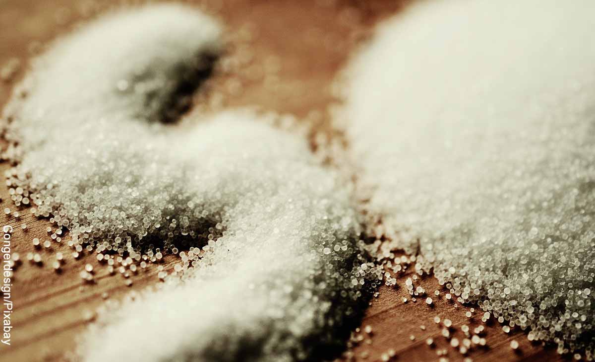 Foto de muchos granos de sal sobre una mesa que revelan lo que es soñar con sal