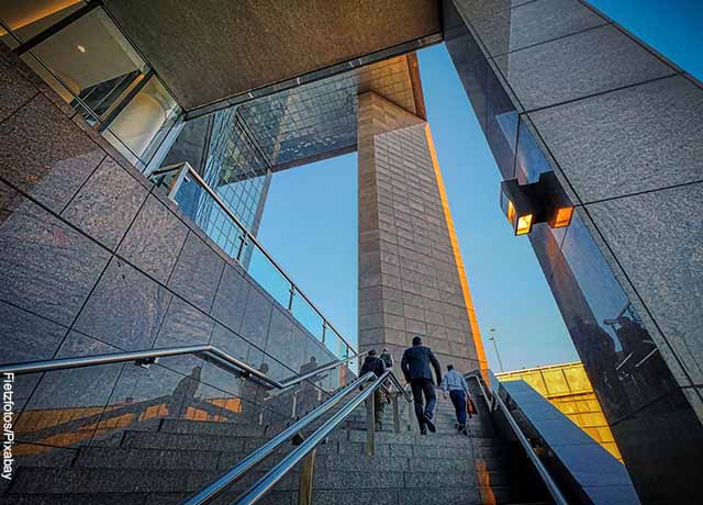 Foto de unas escaleras a la entrada de edificio