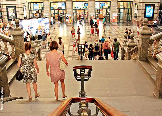 Foto de escaleras en un centro comercial que revelan lo que es soñar con subir escaleras