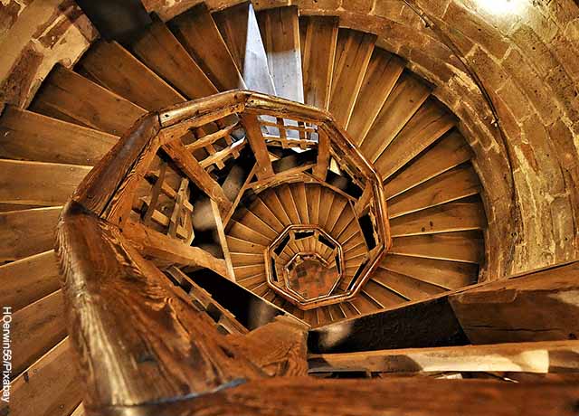 Foto de escaleras en caracol de madera vieja