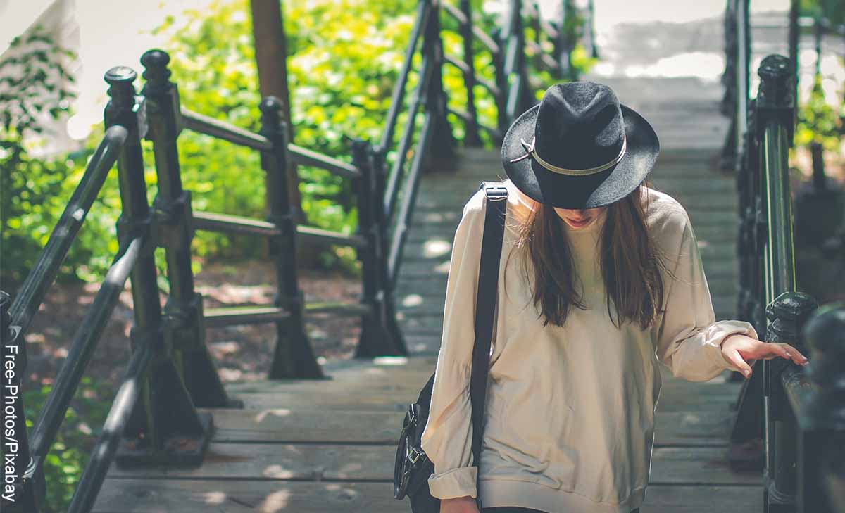 Foto de una mujer en unas escaleras del parque que revela lo que es soñar con subir escaleras