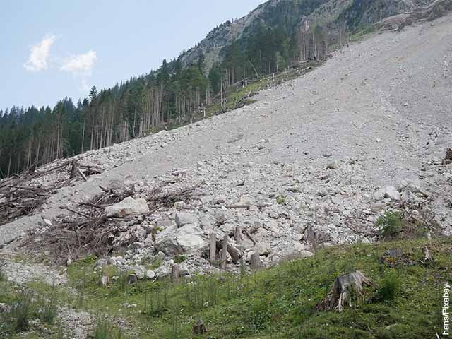 Foto de una avalancha de piedras en una montaña