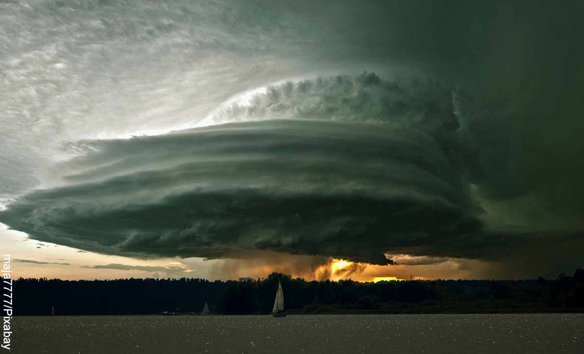 Foto de un fenómeno natural sobre el agua que revela lo que es soñar con tornados