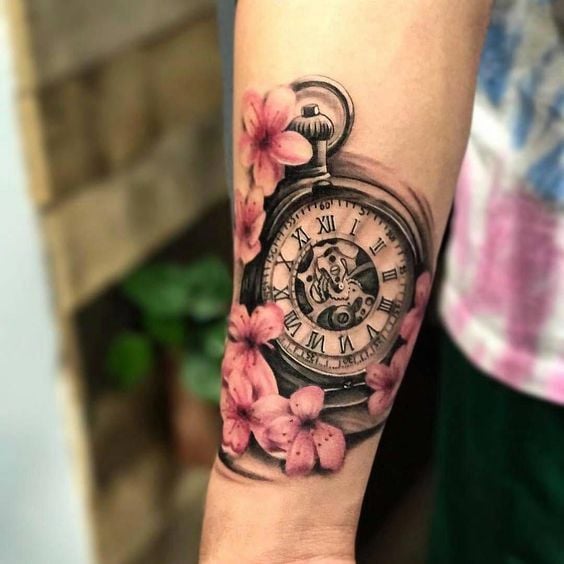 Tattoos de 2025 rosas con reloj