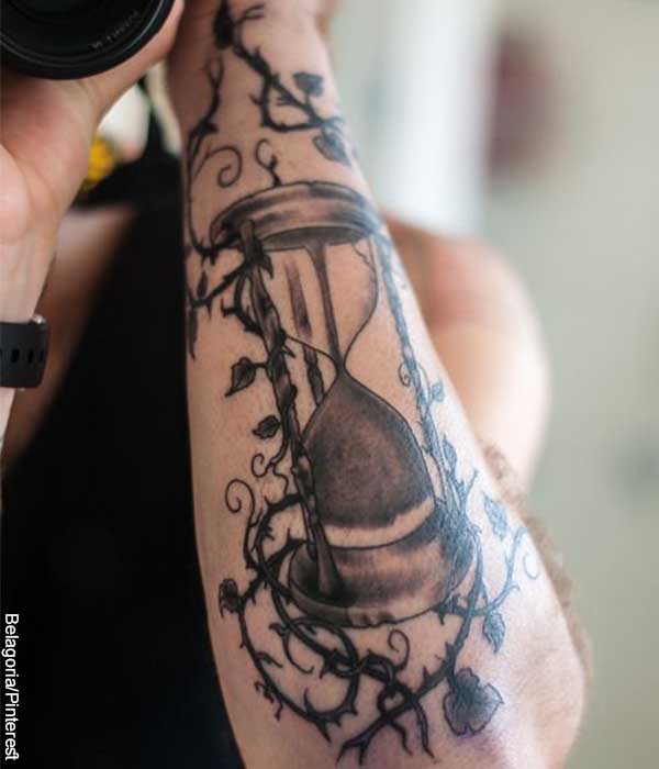 Foto de una persona con un tatuaje de reloj de arena