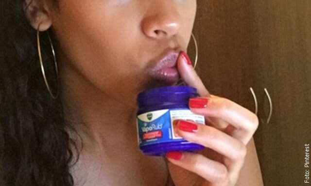 foto de mujer exfoliando los labios