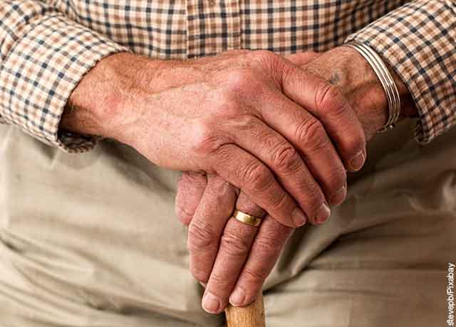 Abuelo perdió miles de dólares al consignar a una cuenta diferente