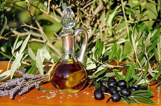 foto de aceite de oliva y el fruto