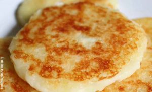 Foto de una arepa asada en primer plano