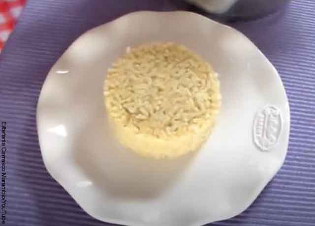 Foto de arroz en un plato blanco