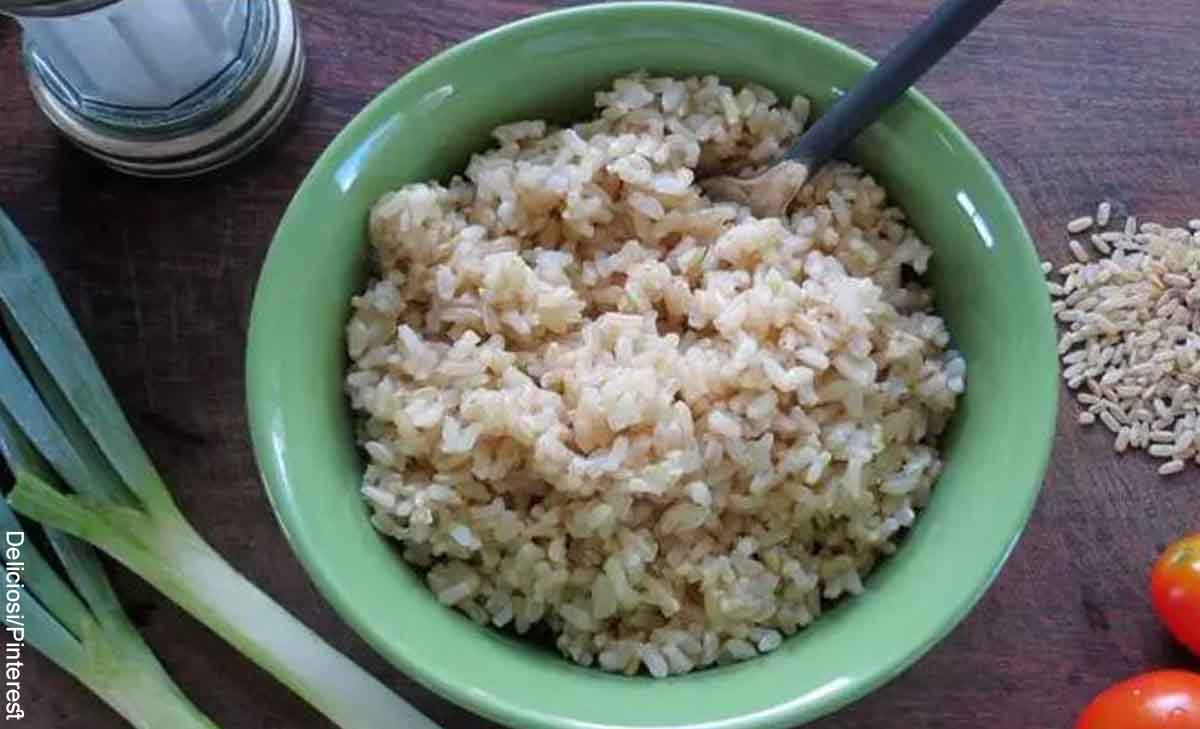 Foto de un plato de arroz integral sobre una mesa con vegetales