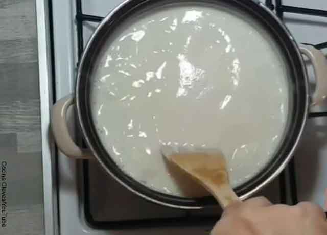 Foto de agua con harina en una olla