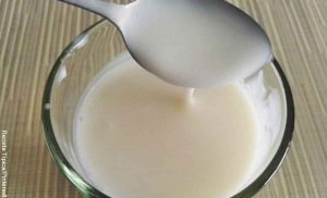 Foto de una cuchara y una jarra con leche que revelan cómo hacer kumis casero