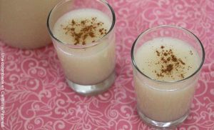 Foto de dos vasos de bebida blanca que revelan cómo hacer masato de arroz