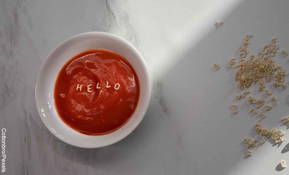 Foto de una taza de salsa roja que revela cómo hacer pasta de tomate