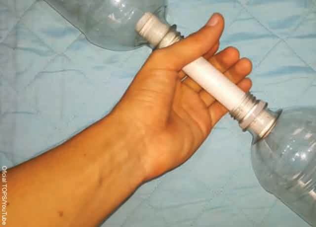 Foto de una mano sosteniendo un tubo de PVC
