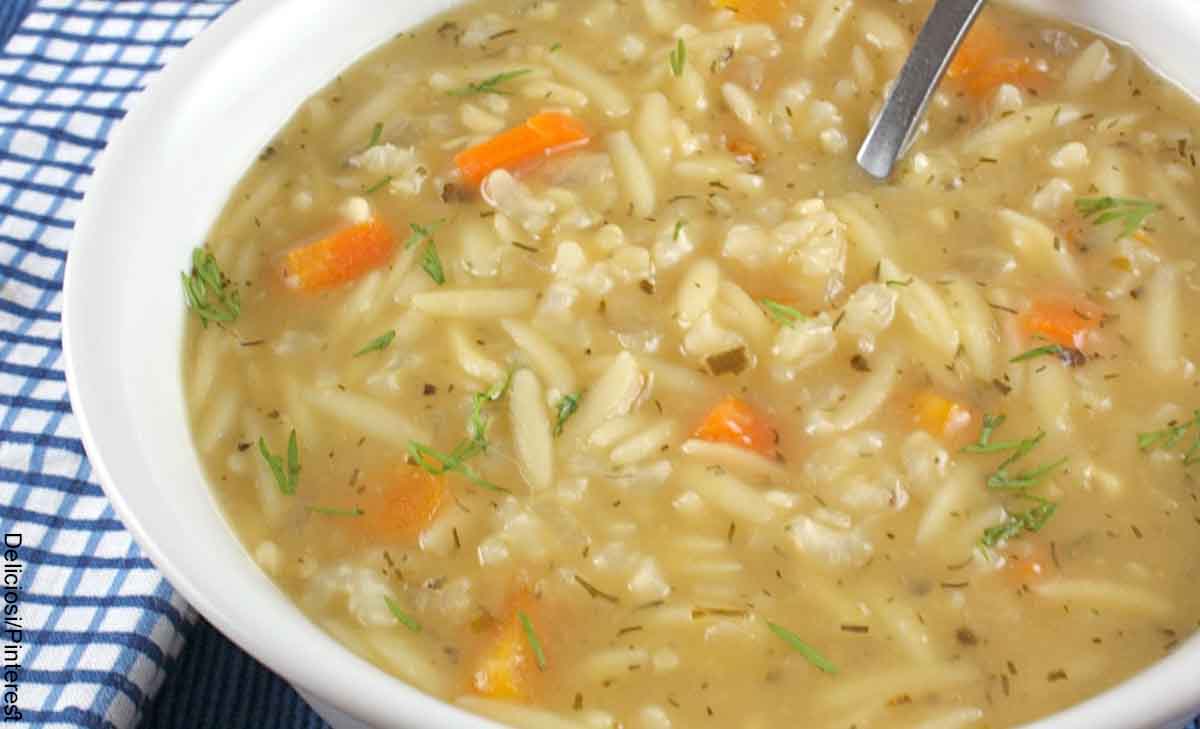 Foto de un plato de sopa que revela cómo hacer sopa de arroz
