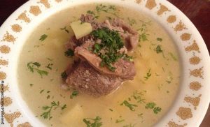 Foto de una sopa que revela cómo hacer un caldo de papa
