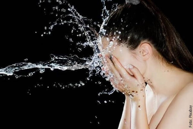 foto de mujer lavándose la cara