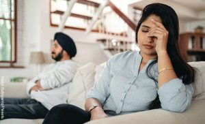 Hombre desea divorciarse de su esposa porque ella no se baña