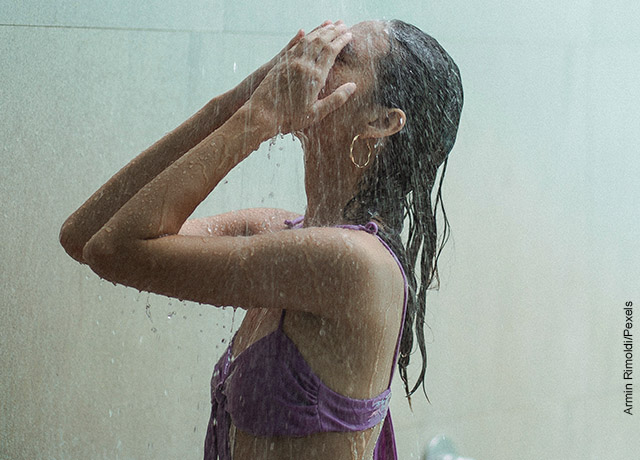 Foto de una chica tomando un baño en la ducha