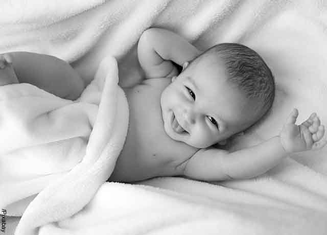 Foto de una bebé recién nacida en la cama