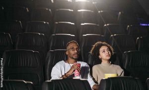 Foto de una pareja sentados en una sala de cine