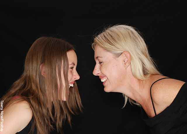 Foto de dos mujeres riendo cara a cara