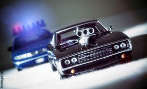 Foto de dos carros en una persecución que revela las películas de acción recomendadas