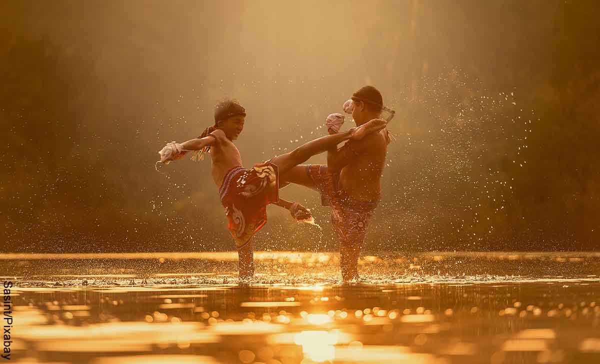 Foto de dos niños peleando en el agua que revela cuáles son las películas de artes marciales