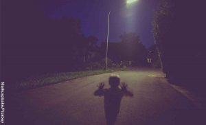 Foto de la silueta de un niño en la calle que muestra las películas de monstruos