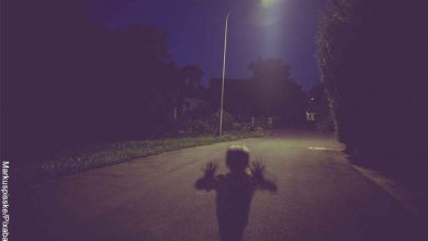 Foto de la silueta de un niño en la calle que muestra las películas de monstruos