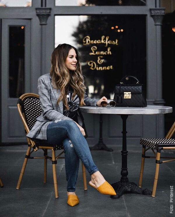 foto de mujer tomando café