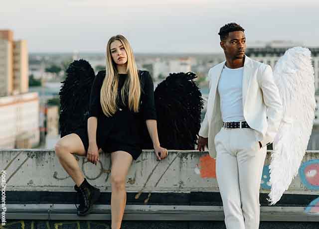 Foto de un hombre y una mujer vestidos de ángel que revela qué significa 10 10