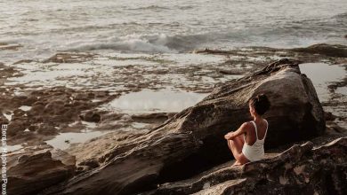 Foto de una mujer meditando frente al mar que revela qué significa 10 10