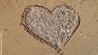 Foto de un corazón hecho con piedras en la playa que revela qué significa 11 11 en lo espiritual