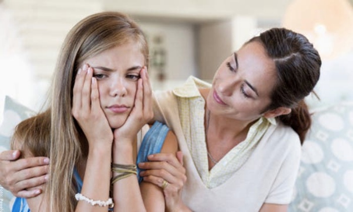 Foto de una mujer dando consejos a una niña