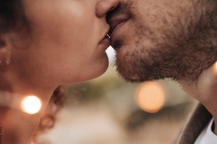 Foto de pareja dándose un beso