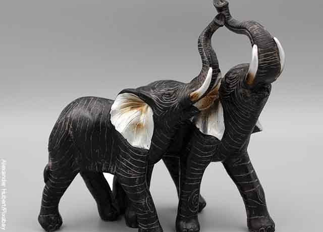 Foto de escultura de dos elefantes con la trompa levantada