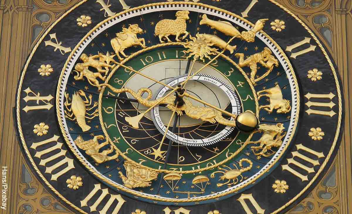 Foto de un reloj astral que revela el significado de los signos zodiacales