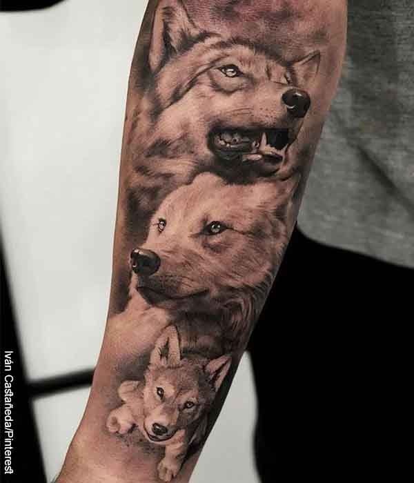 Foto de 3 lobos tatuados en un brazo