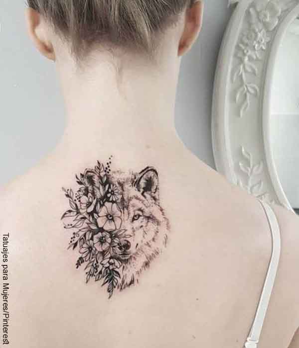 Foto de una mujer con un diseño en su espalda que revela el significado de tatuaje de lobo